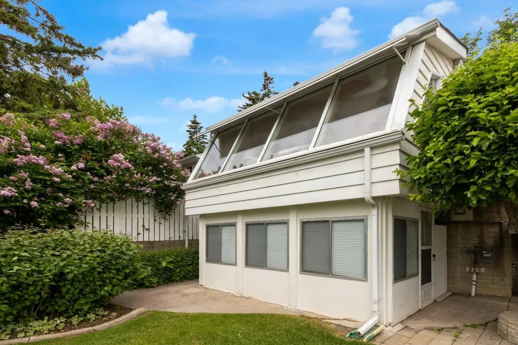 1031 Thorneycroft Drive NW Calgary AB T2K 3K7