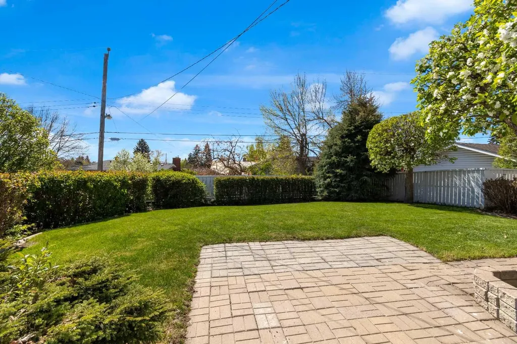 1031 Thorneycroft Drive NW Calgary AB T2K 3K7
