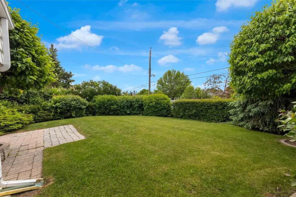 1031 Thorneycroft Drive NW Calgary AB T2K 3K7