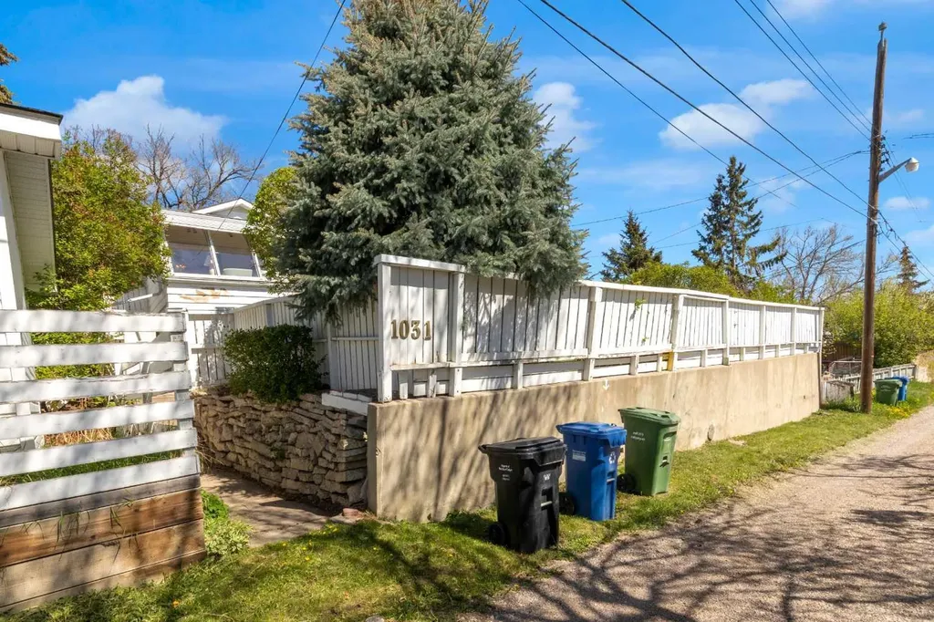 1031 Thorneycroft Drive NW Calgary AB T2K 3K7