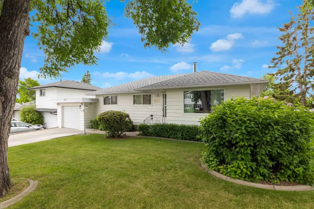 1031 Thorneycroft Drive NW Calgary AB T2K 3K7