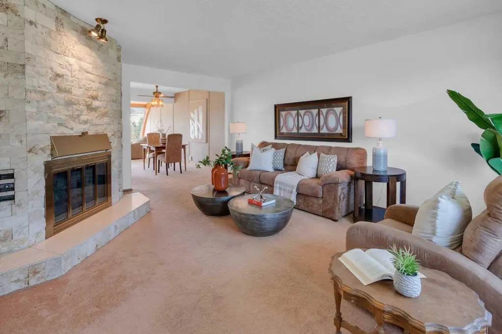 1031 Thorneycroft Drive NW Calgary AB T2K 3K7