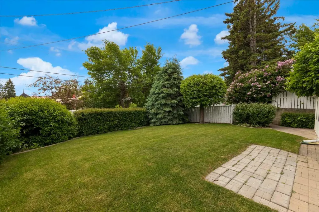 1031 Thorneycroft Drive NW Calgary AB T2K 3K7
