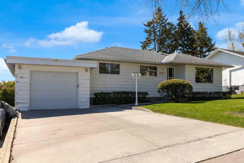 1031 Thorneycroft Drive NW Calgary AB T2K 3K7