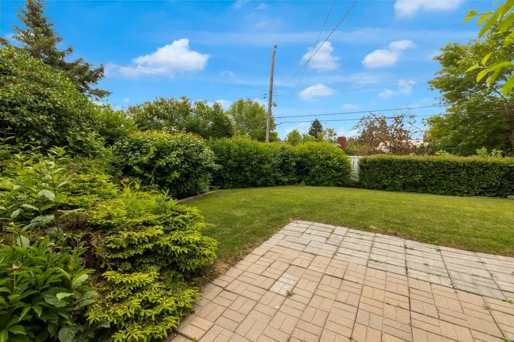 1031 Thorneycroft Drive NW Calgary AB T2K 3K7