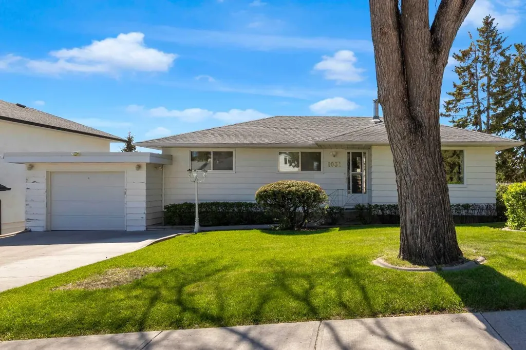 1031 Thorneycroft Drive NW Calgary AB T2K 3K7