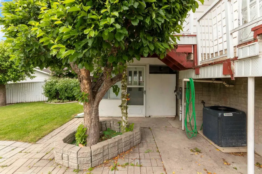 1031 Thorneycroft Drive NW Calgary AB T2K 3K7