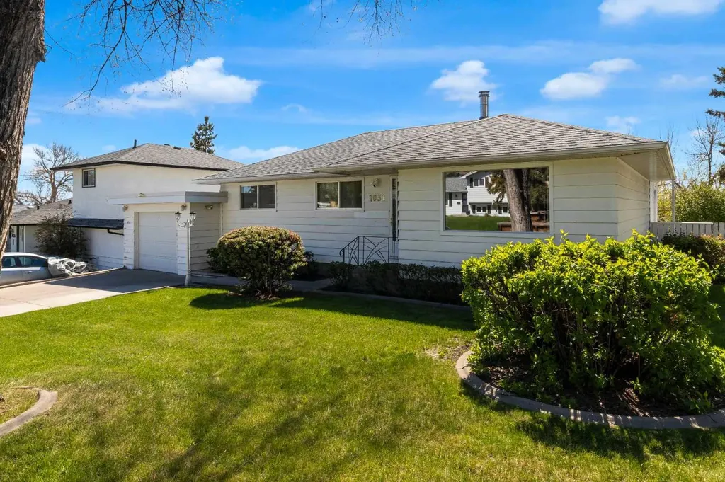 1031 Thorneycroft Drive NW Calgary AB T2K 3K7
