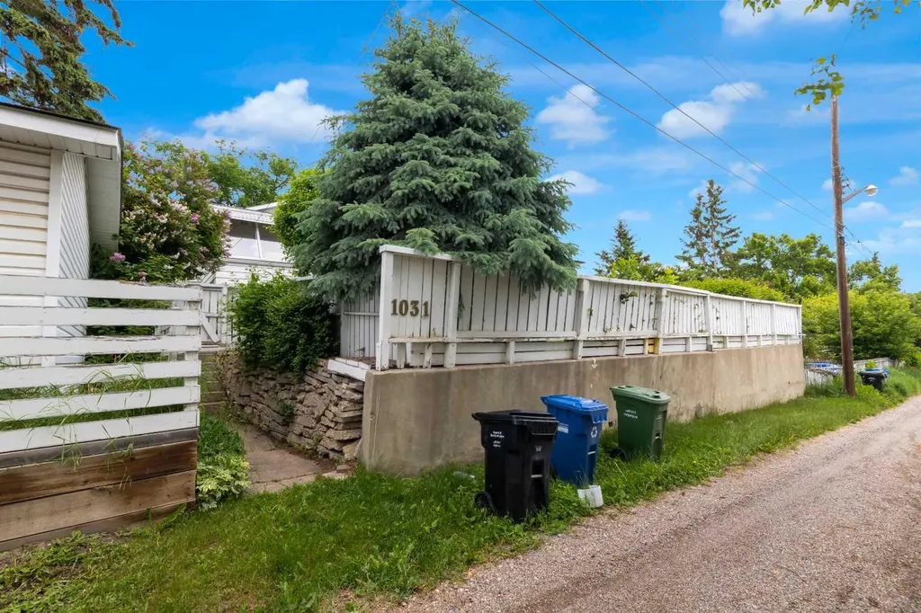1031 Thorneycroft Drive NW Calgary AB T2K 3K7