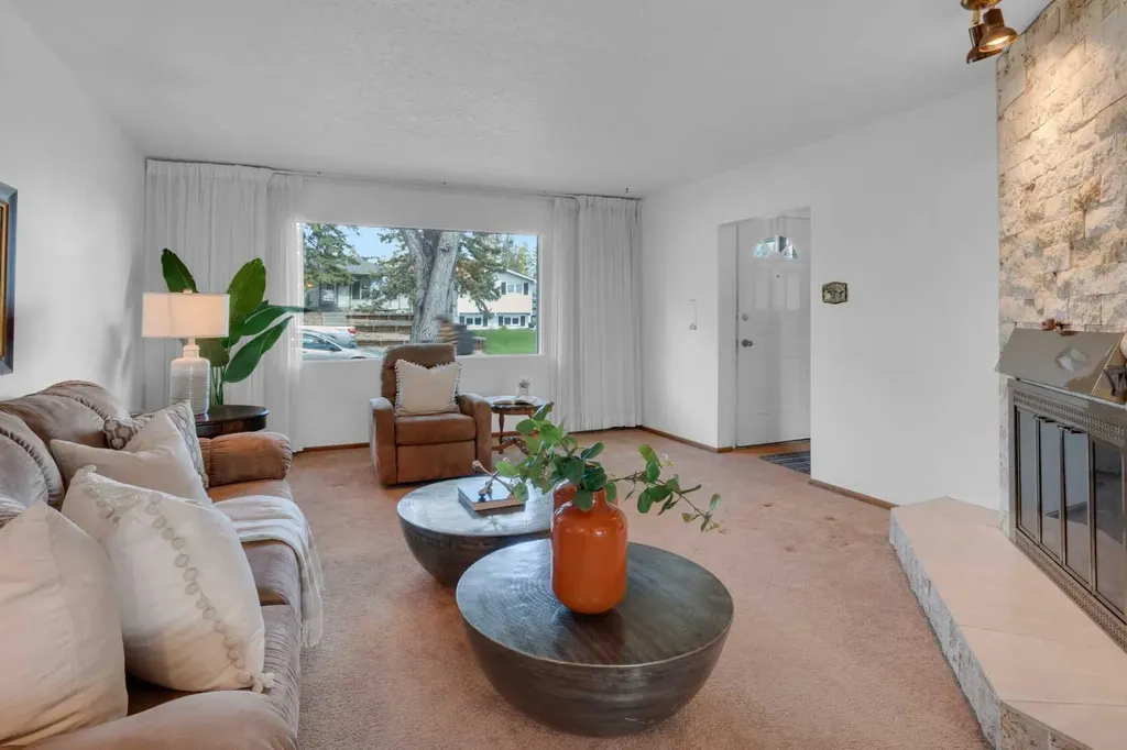 1031 Thorneycroft Drive NW Calgary AB T2K 3K7