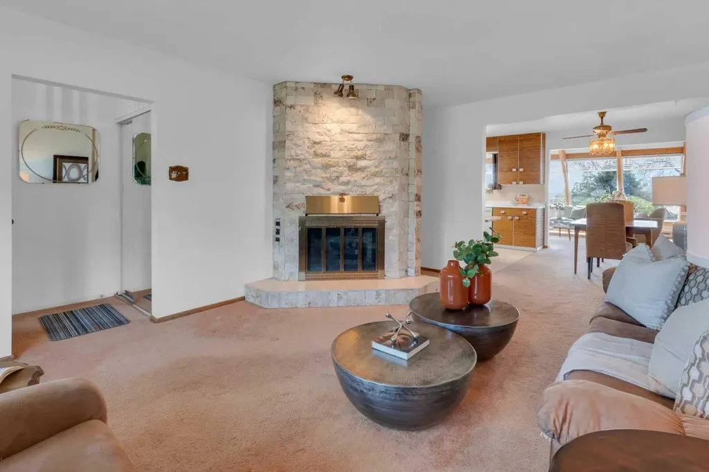1031 Thorneycroft Drive NW Calgary AB T2K 3K7