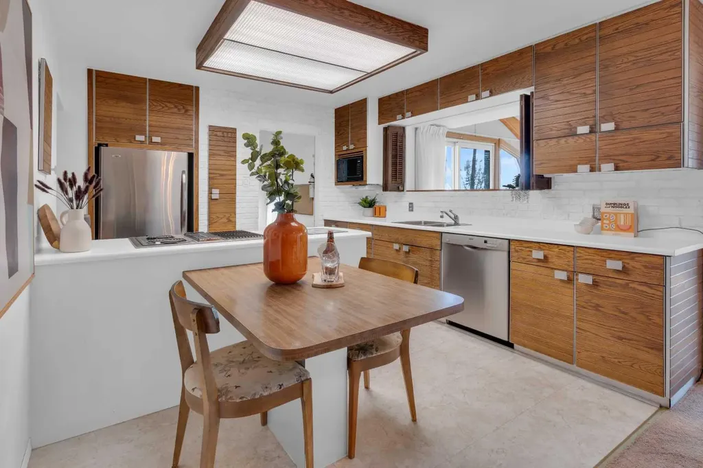 1031 Thorneycroft Drive NW Calgary AB T2K 3K7