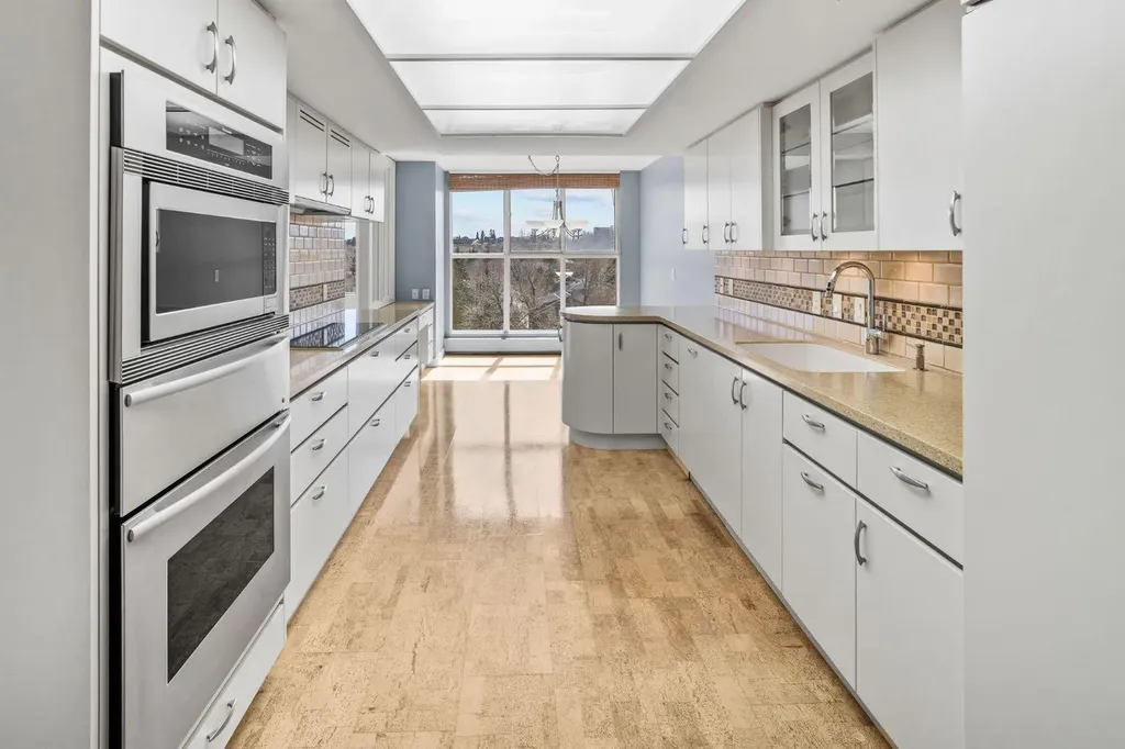 318 26 Avenue SW Calgary AB T2S 2T9