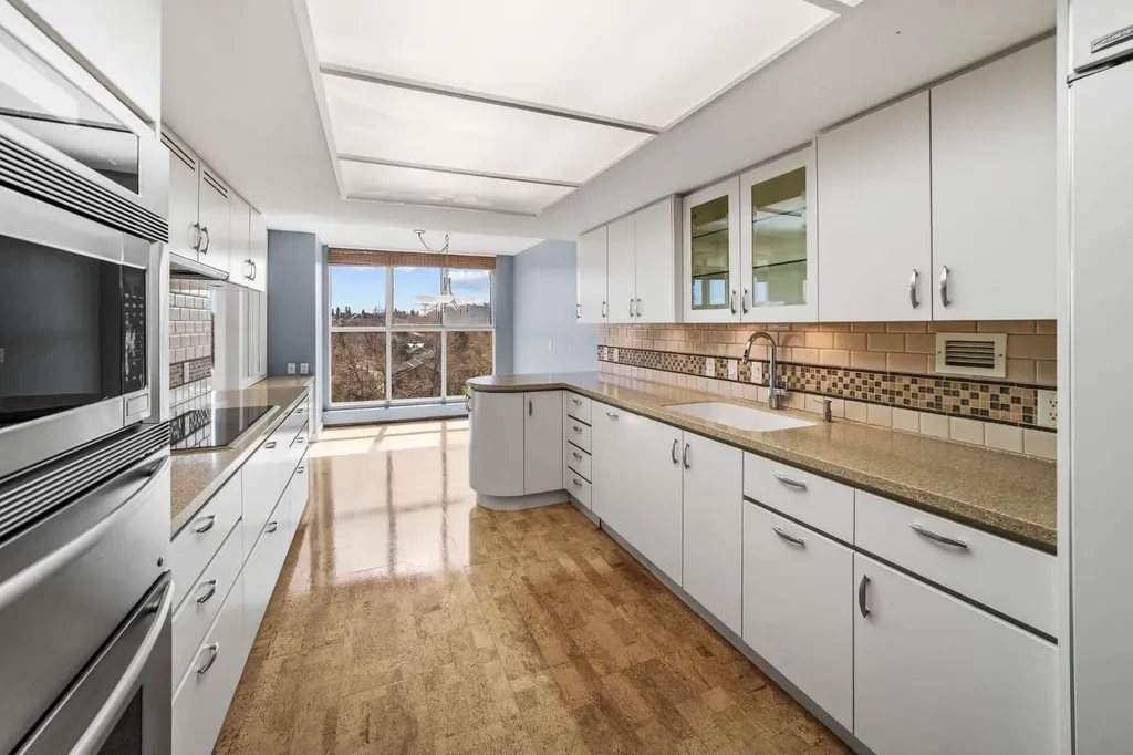 318 26 Avenue SW Calgary AB T2S 2T9