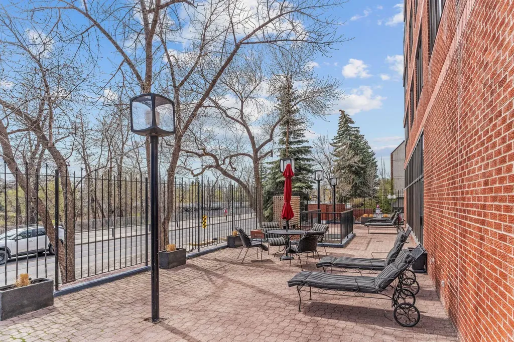318 26 Avenue SW Calgary AB T2S 2T9