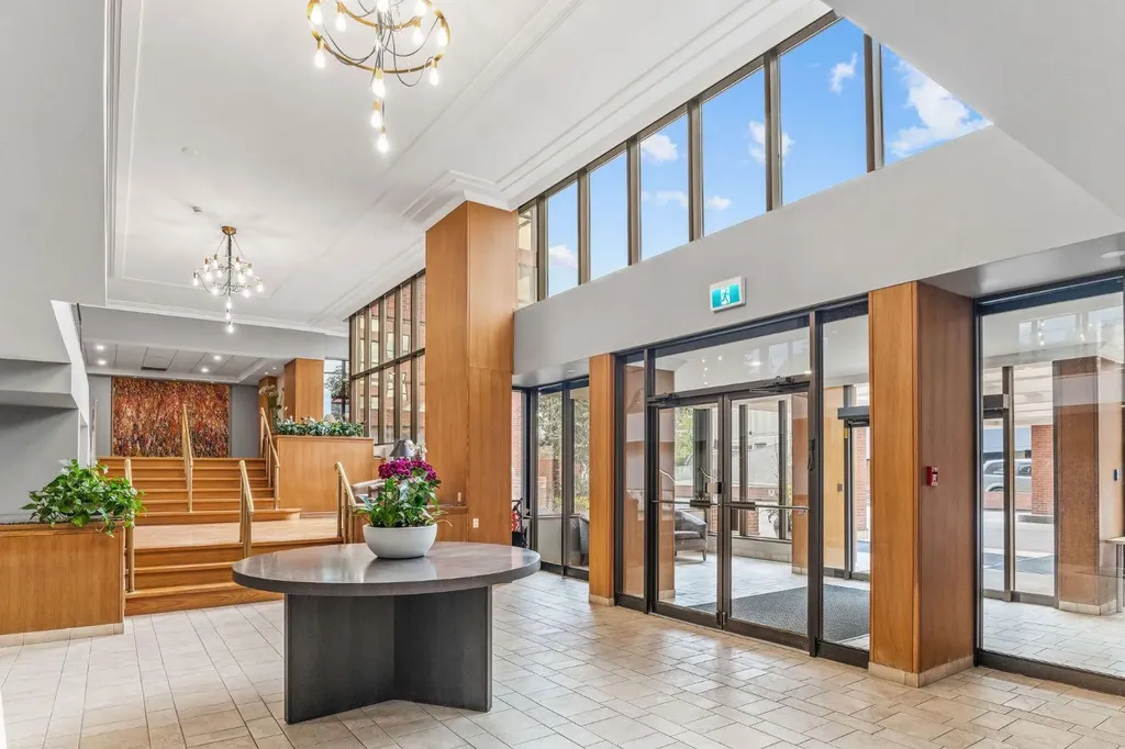 318 26 Avenue SW Calgary AB T2S 2T9