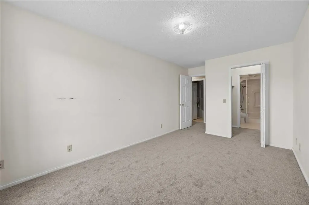 102 Centre Court Okotoks AB T1S 1Z7