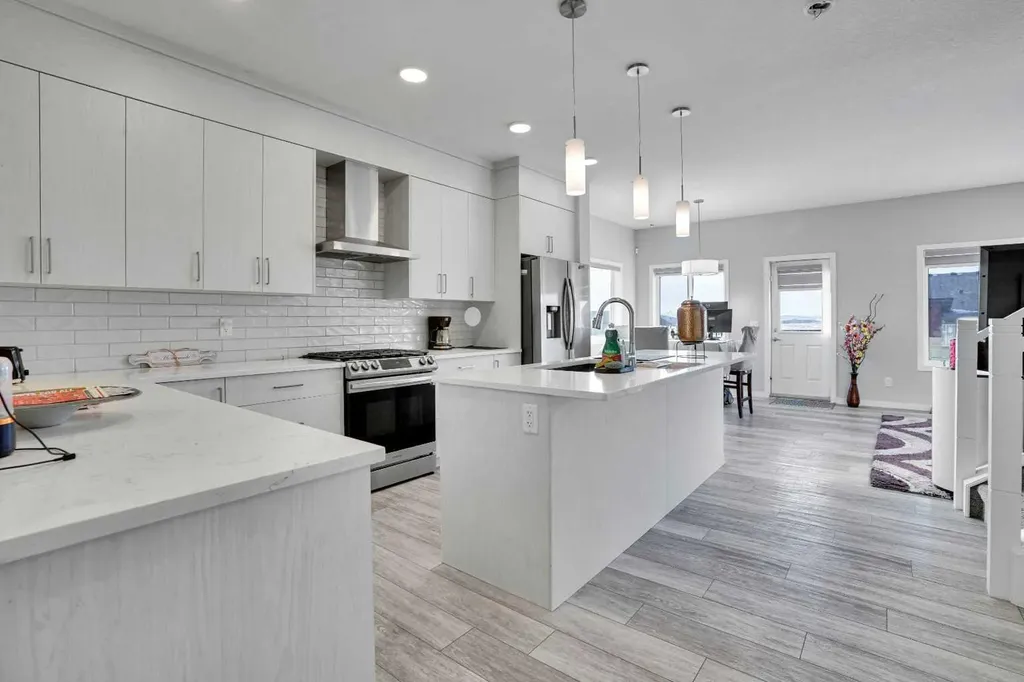 210 Lucas Close NW Calgary AB T3P 1Z4