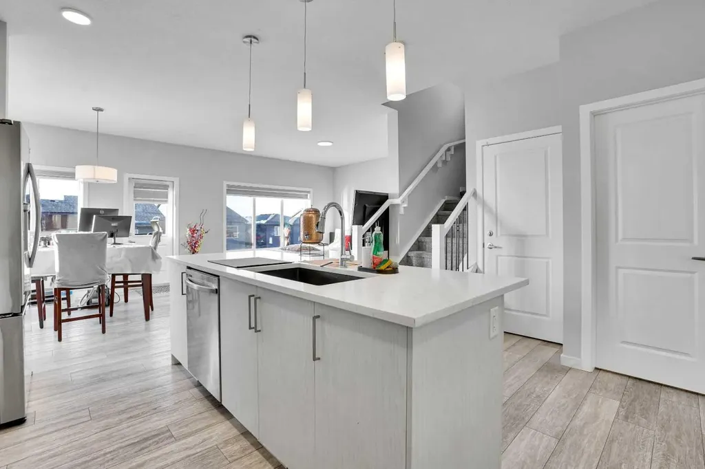 210 Lucas Close NW Calgary AB T3P 1Z4