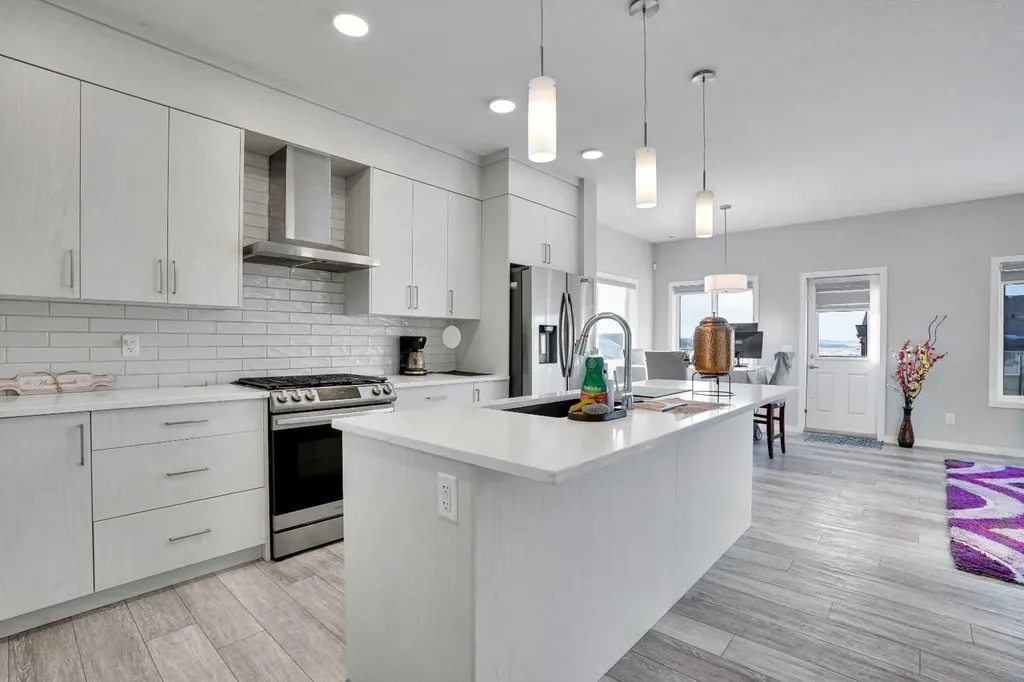 210 Lucas Close NW Calgary AB T3P 1Z4