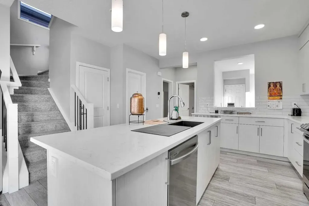 210 Lucas Close NW Calgary AB T3P 1Z4