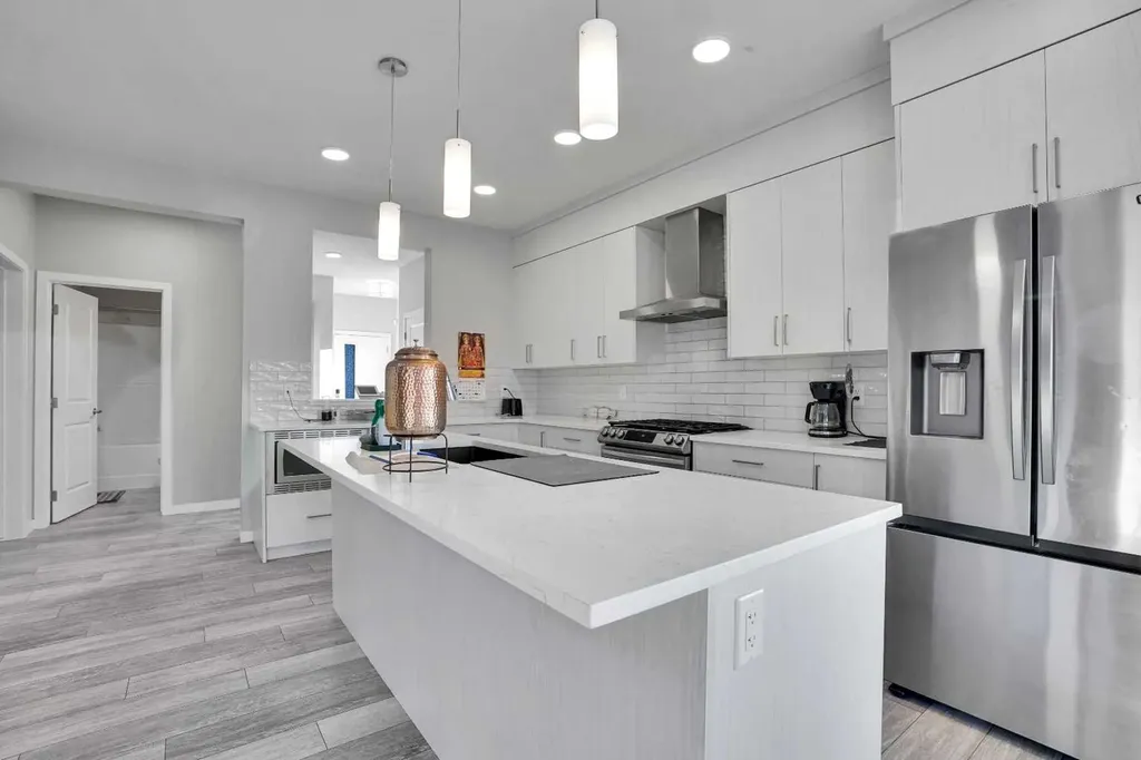 210 Lucas Close NW Calgary AB T3P 1Z4