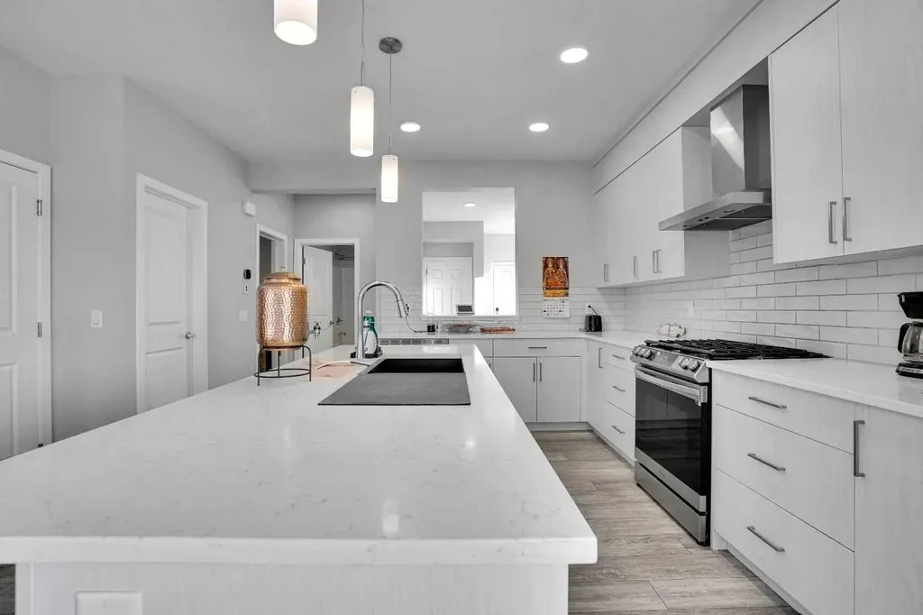 210 Lucas Close NW Calgary AB T3P 1Z4