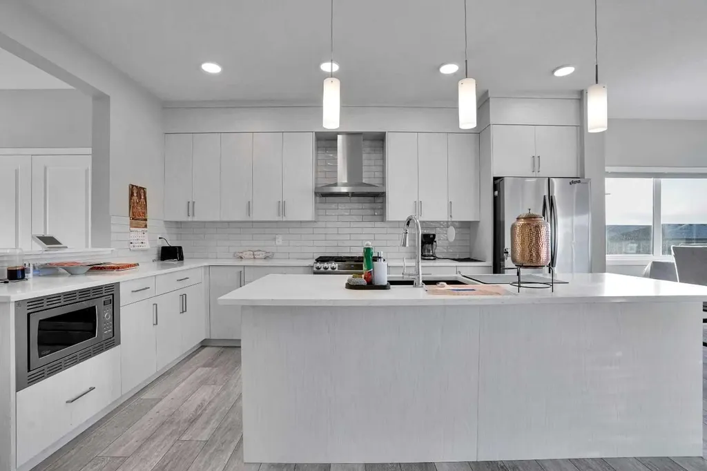 210 Lucas Close NW Calgary AB T3P 1Z4