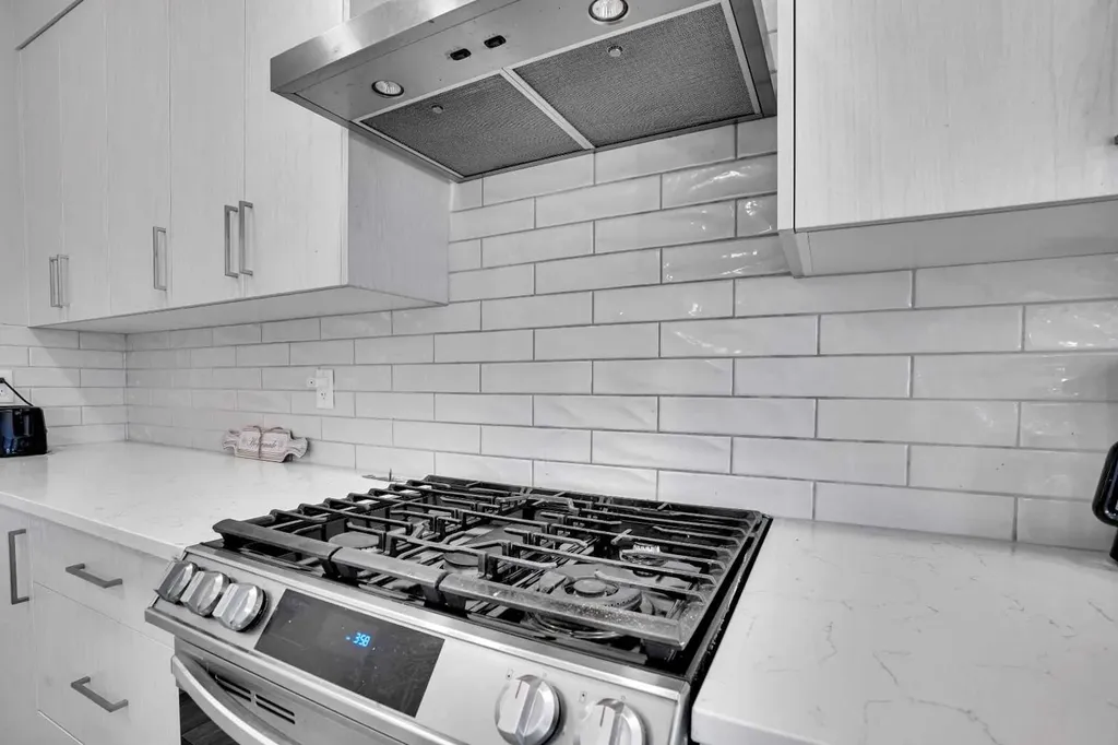 210 Lucas Close NW Calgary AB T3P 1Z4