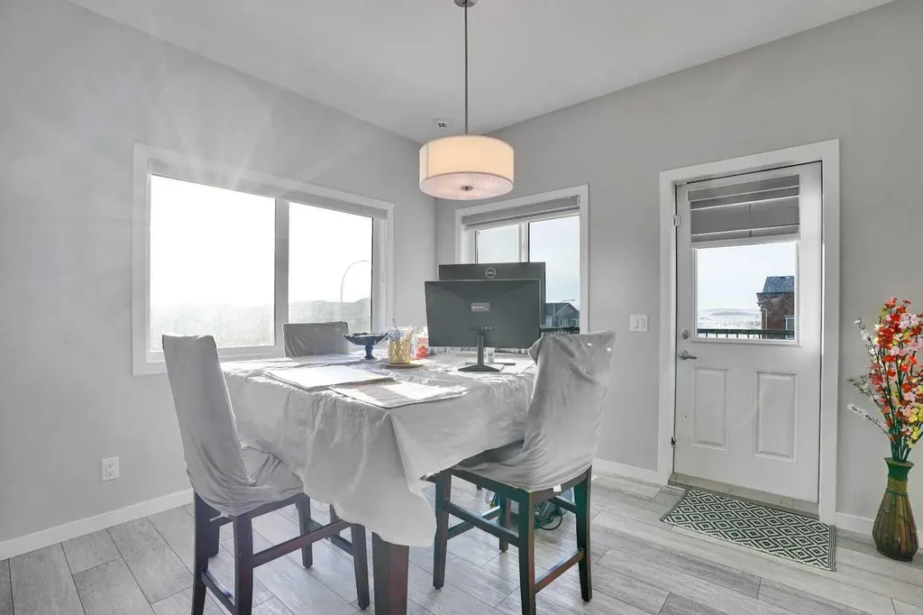 210 Lucas Close NW Calgary AB T3P 1Z4