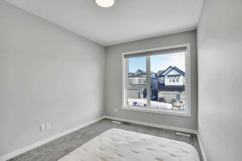 210 Lucas Close NW Calgary AB T3P 1Z4