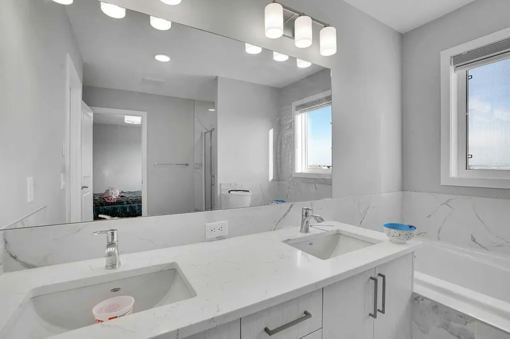 210 Lucas Close NW Calgary AB T3P 1Z4