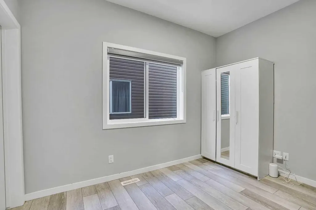 210 Lucas Close NW Calgary AB T3P 1Z4