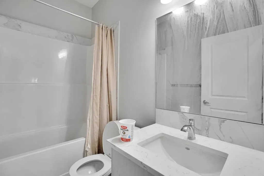 210 Lucas Close NW Calgary AB T3P 1Z4