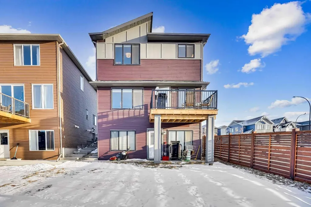 210 Lucas Close NW Calgary AB T3P 1Z4