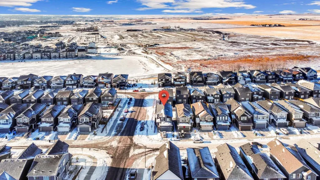 210 Lucas Close NW Calgary AB T3P 1Z4