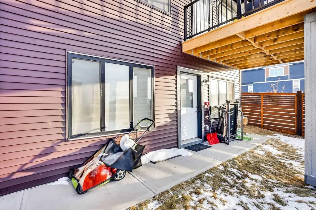 210 Lucas Close NW Calgary AB T3P 1Z4