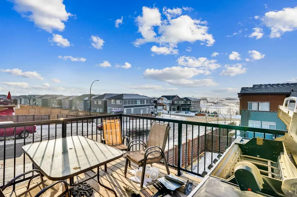 210 Lucas Close NW Calgary AB T3P 1Z4