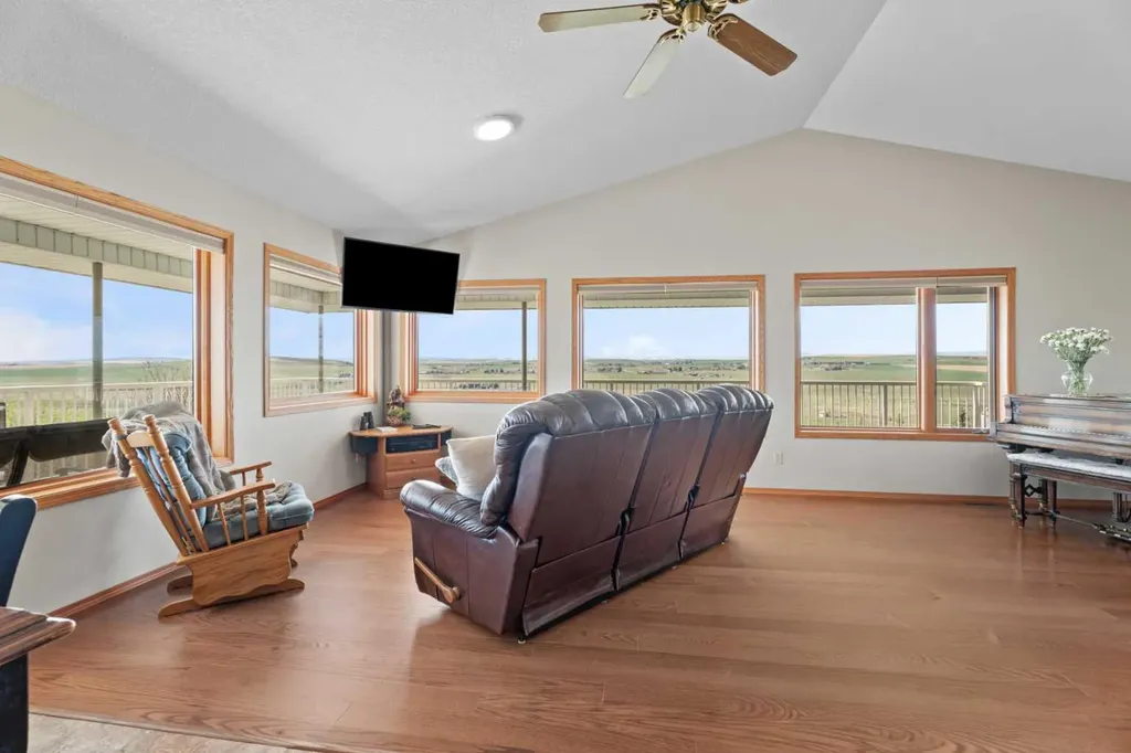 434183 2 Street E Rural Foothills County AB T1S 6B3