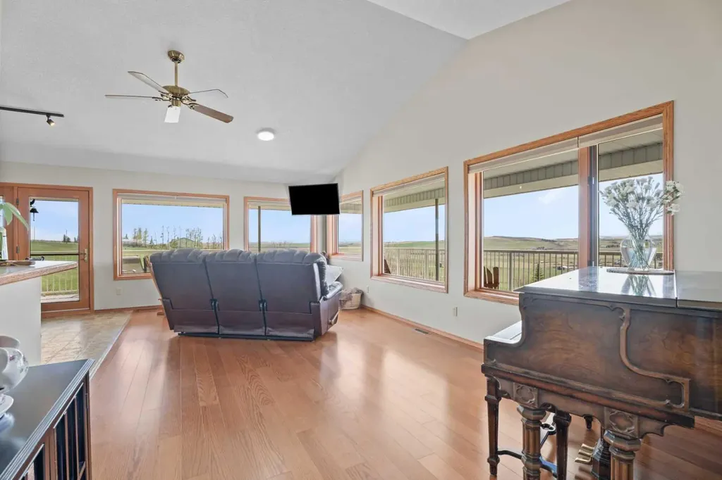 434183 2 Street E Rural Foothills County AB T1S 6B3