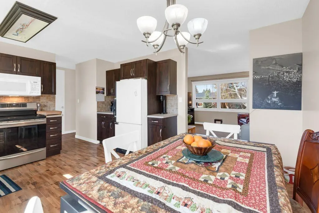 16 Alcock Close Okotoks AB T1S 1H1