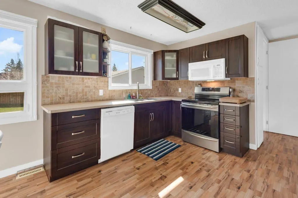 16 Alcock Close Okotoks AB T1S 1H1