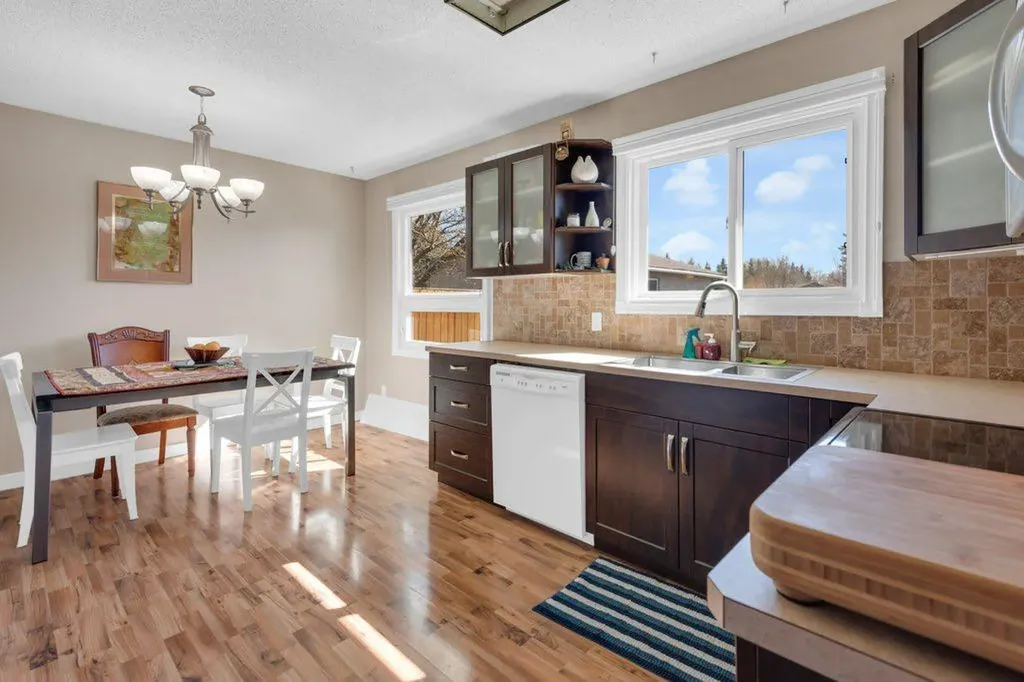 16 Alcock Close Okotoks AB T1S 1H1
