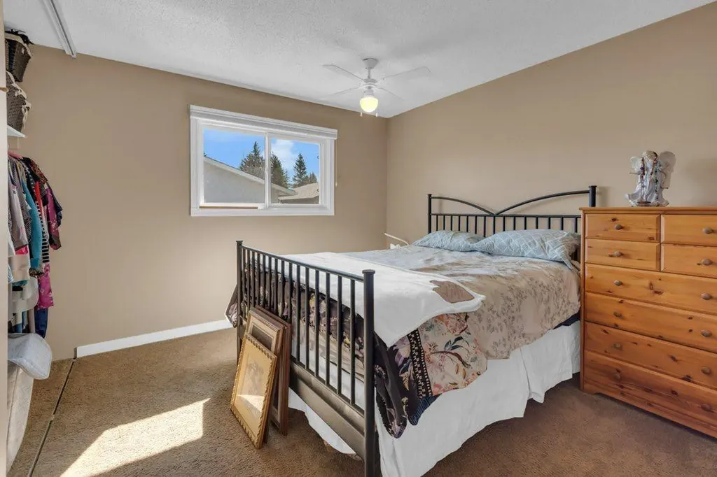 16 Alcock Close Okotoks AB T1S 1H1