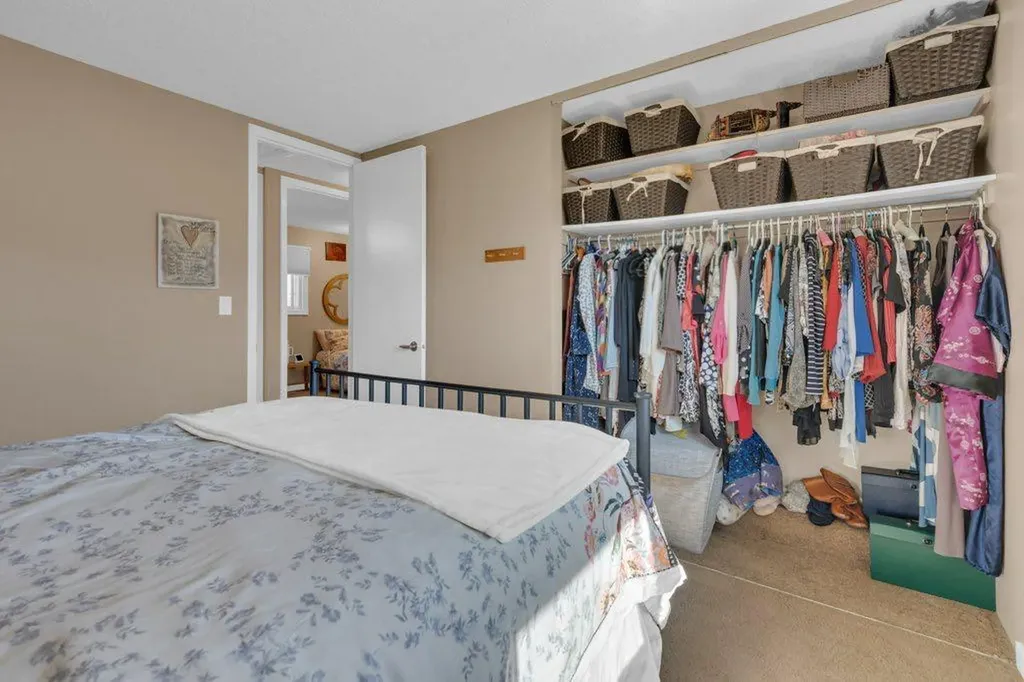 16 Alcock Close Okotoks AB T1S 1H1