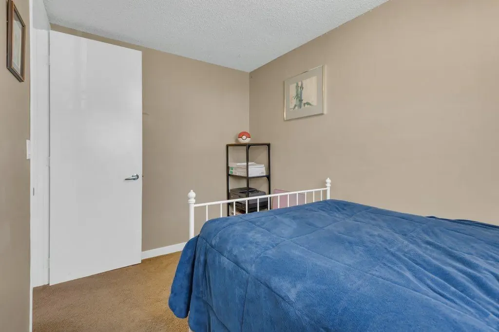 16 Alcock Close Okotoks AB T1S 1H1