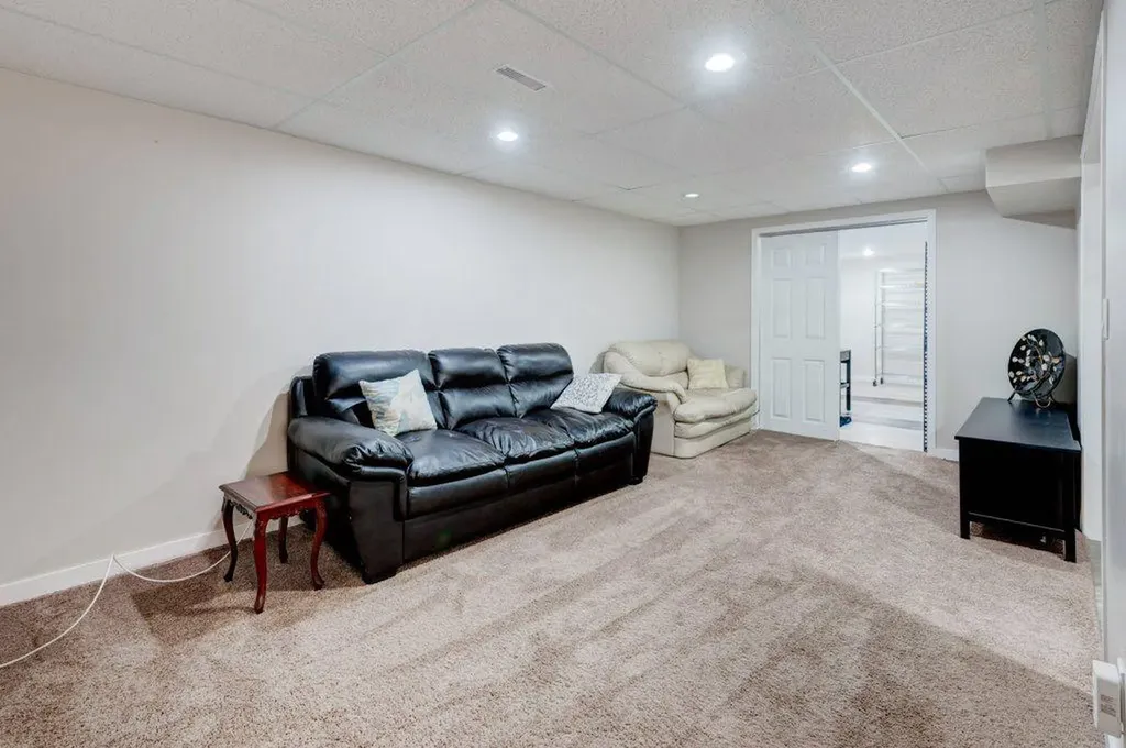 16 Alcock Close Okotoks AB T1S 1H1