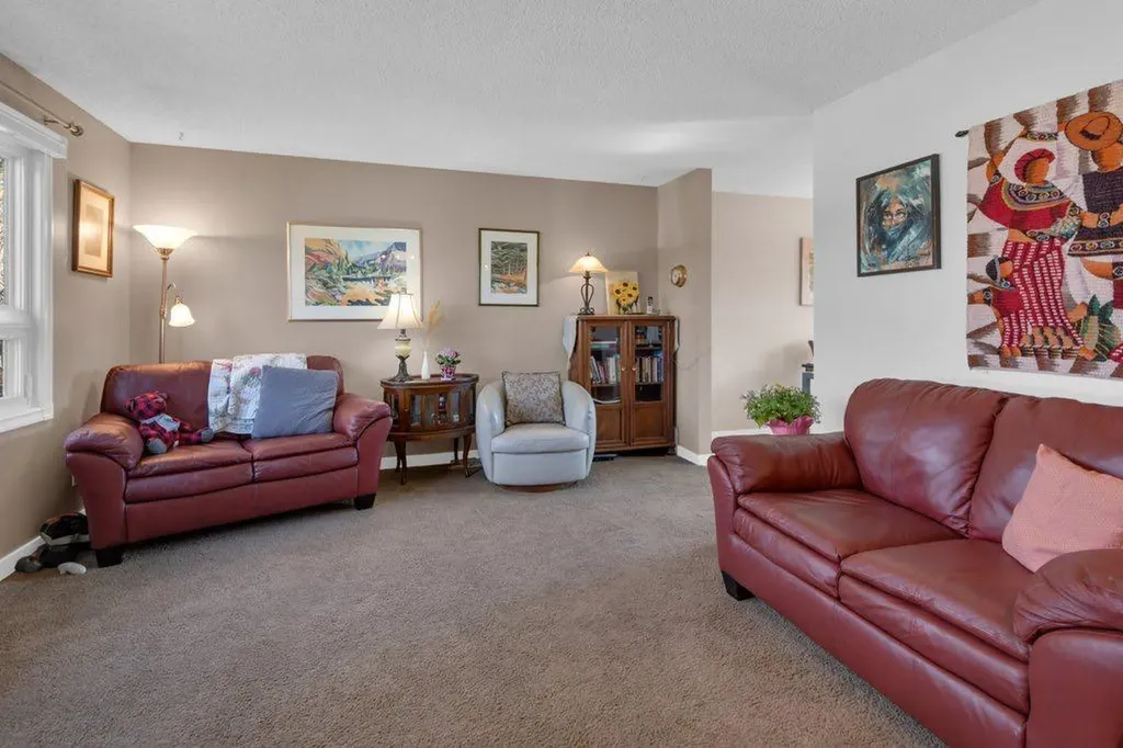 16 Alcock Close Okotoks AB T1S 1H1