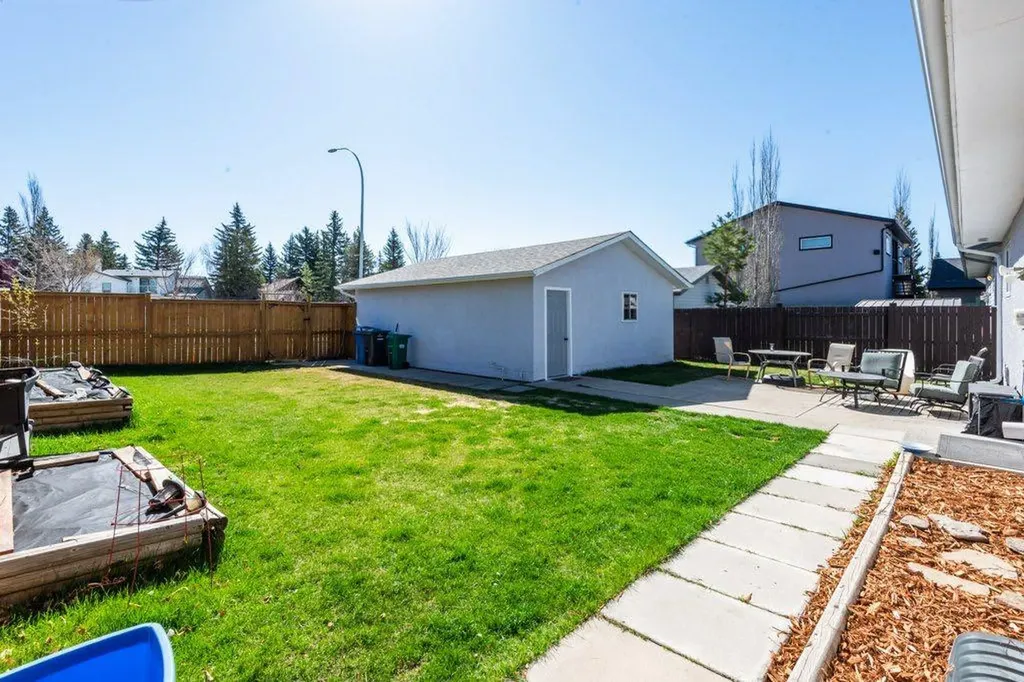 16 Alcock Close Okotoks AB T1S 1H1