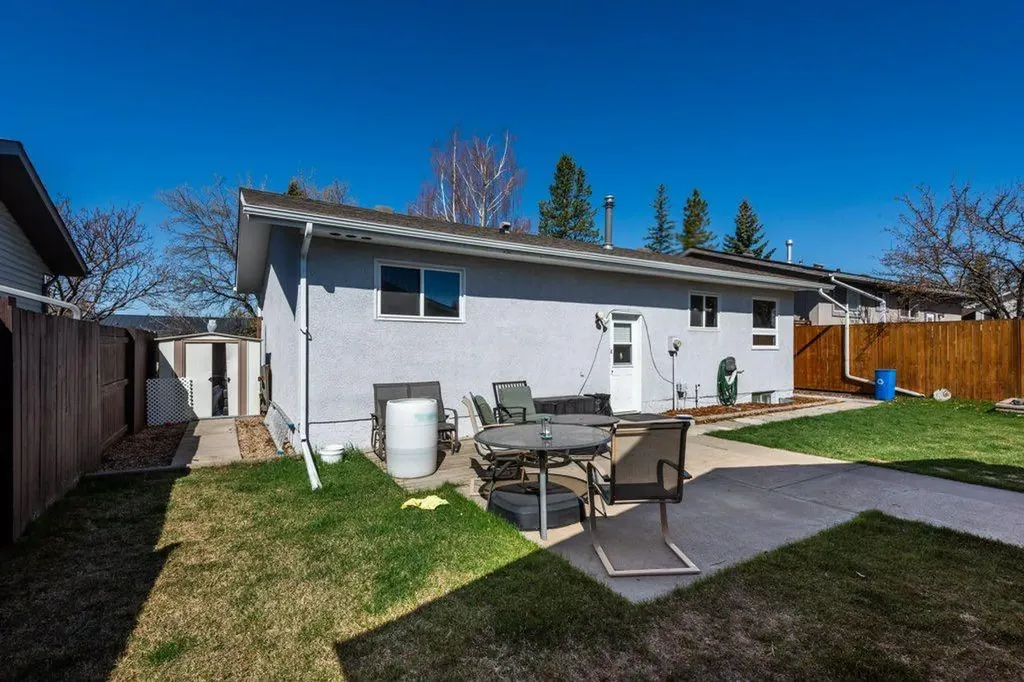 16 Alcock Close Okotoks AB T1S 1H1